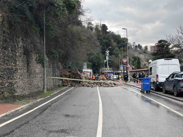 ÜSKÜDAR’DA İSTİNAT DUVARI ÇÖKTÜ, BİR ARAÇ TOPRAK ALTINDA KALMAKTAN SANİYELERLE KURTULDU