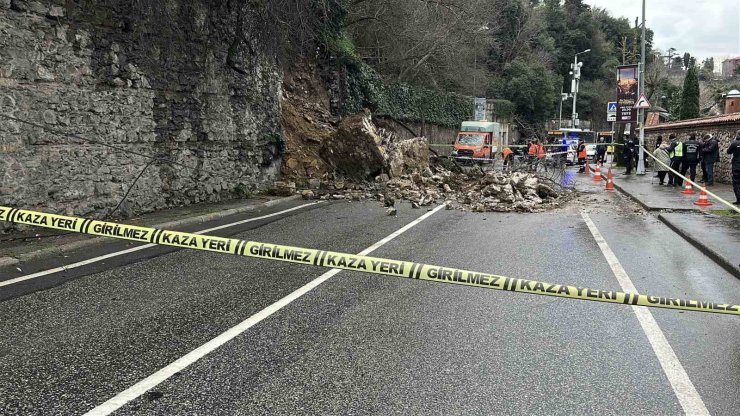 ÜSKÜDAR’DA İSTİNAT DUVARI ÇÖKTÜ, BİR ARAÇ TOPRAK ALTINDA KALMAKTAN SANİYELERLE KURTULDU