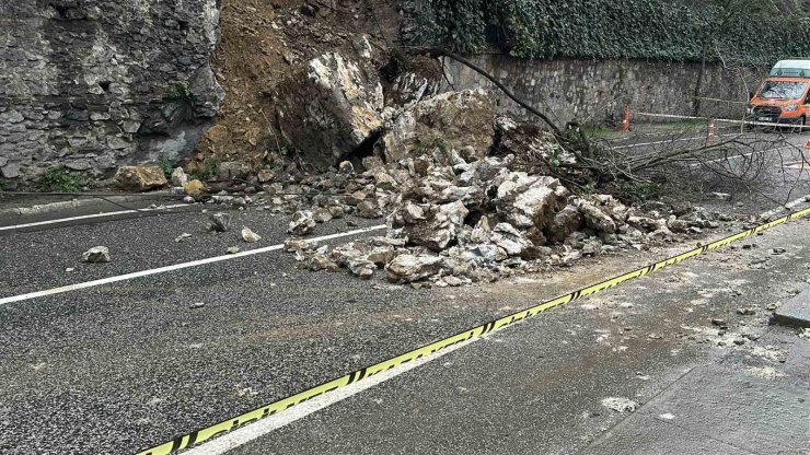 ÜSKÜDAR’DA İSTİNAT DUVARI ÇÖKTÜ, BİR ARAÇ TOPRAK ALTINDA KALMAKTAN SANİYELERLE KURTULDU