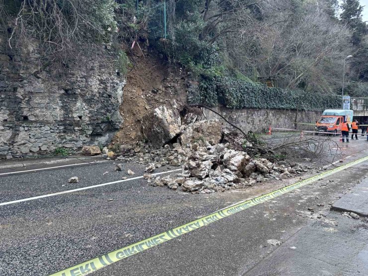 ÜSKÜDAR’DA İSTİNAT DUVARI ÇÖKTÜ, BİR ARAÇ TOPRAK ALTINDA KALMAKTAN SANİYELERLE KURTULDU