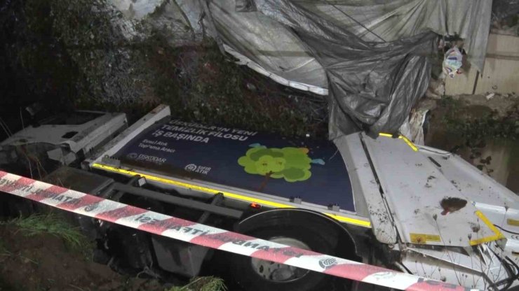ÜSKÜDAR’DA ÇÖP KAMYONU DEREYE UÇTU