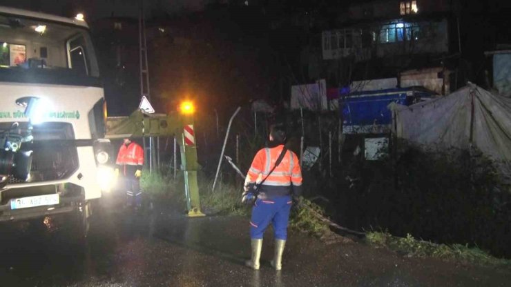 ÜSKÜDAR’DA ÇÖP KAMYONU DEREYE UÇTU