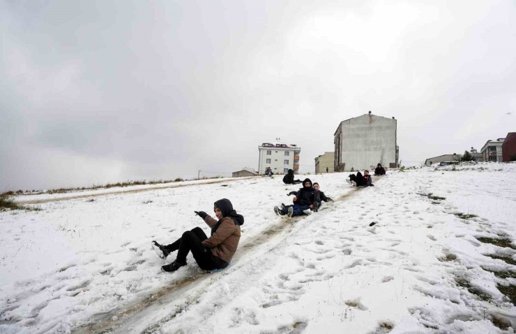 ARNAVUTKÖY BEYAZA BÜRÜNDÜ, ÇOCUKLAR YOKUŞTAN POŞETLERLE KAYDI