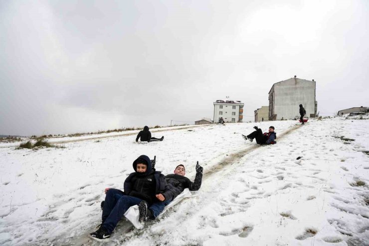 ARNAVUTKÖY BEYAZA BÜRÜNDÜ, ÇOCUKLAR YOKUŞTAN POŞETLERLE KAYDI