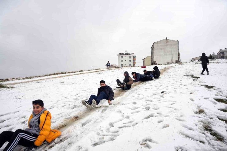 ARNAVUTKÖY BEYAZA BÜRÜNDÜ, ÇOCUKLAR YOKUŞTAN POŞETLERLE KAYDI