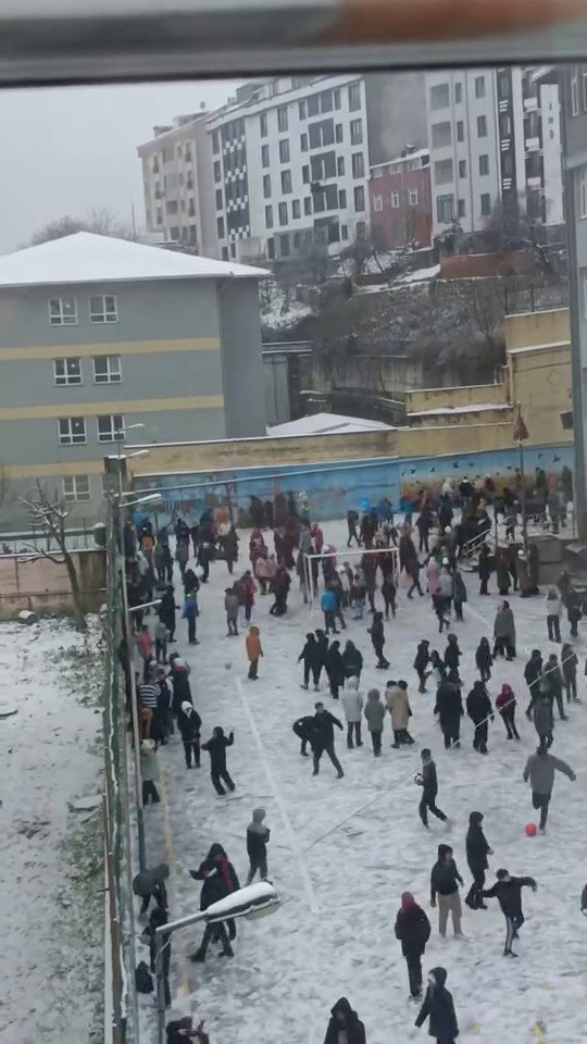 ARNAVUTKÖY’DE OKUL BAHÇESİNDE ÇOCUKLARIN KAR SEVİNCİ