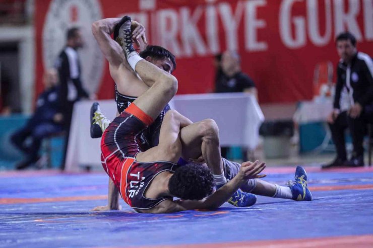 U23 SERBEST TÜRKİYE GÜREŞ ŞAMPİYONASI’NDA İLK GÜN SONA ERDİ