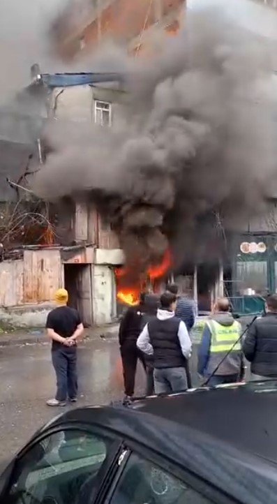 GÜNGÖREN’DE İŞYERİNDEN ALEVLER YÜKSELDİ