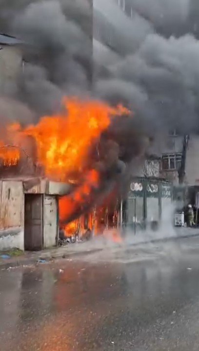 GÜNGÖREN’DE İŞYERİNDEN ALEVLER YÜKSELDİ