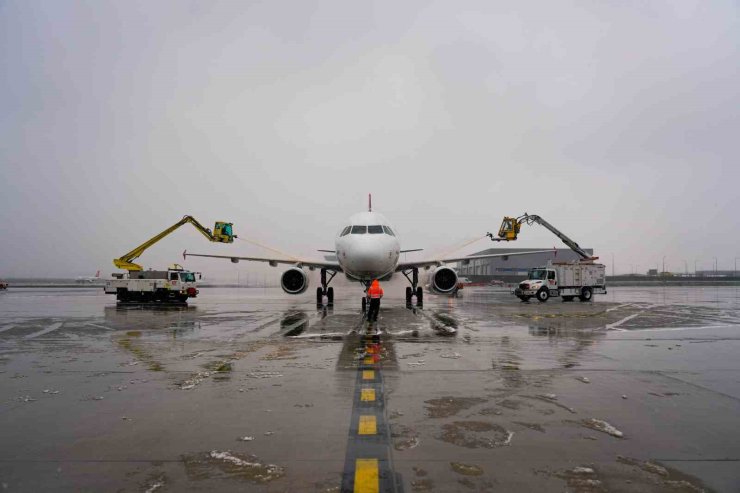 İSTANBUL HAVALİMANI’NDA UÇAKLARA BUZLANMAYA KARŞI "DE-İCİNG" İŞLEMİ UYGULANIYOR