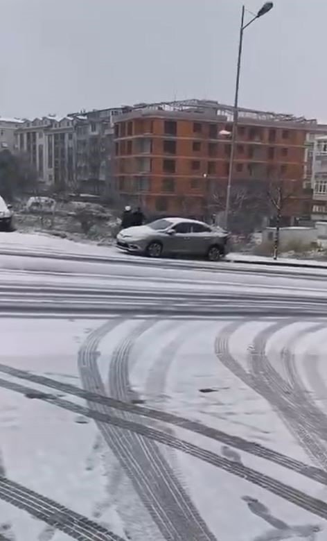 BÜYÜKÇEKMECE’DE EL FRENİ ÇEKİLEN ARAÇ KAYARAK ELEKTİRİK DİREĞİNE ÇARPTI