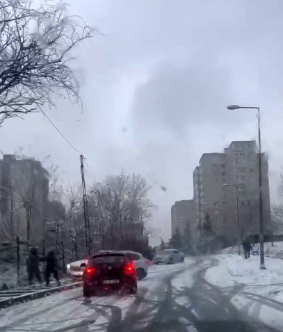 ESENYURT’TA KARLI YOLDA KAYAN ARAÇ, KALDIRIMDA YÜRÜYEN İKİ KİŞİYE ÇARPTI