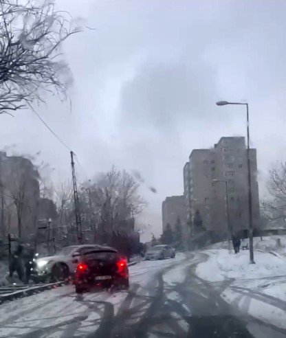 ESENYURT’TA KARLI YOLDA KAYAN ARAÇ, KALDIRIMDA YÜRÜYEN İKİ KİŞİYE ÇARPTI