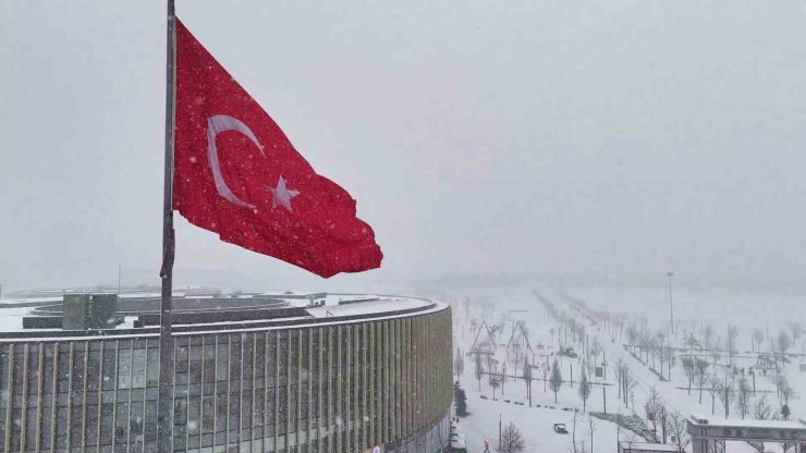 KAR YAĞIŞIYLA BEYAZA BÜRÜNEN BAŞAKŞEHİR MİLLET BAHÇESİ HAVADAN GÖRÜNTÜLENDİ