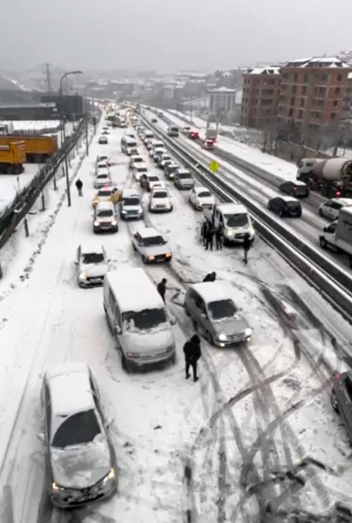 İSTANBUL’DA YOLLAR BEYAZA BÜRÜNDÜ, ARAÇLAR YOLLARDA KALDI