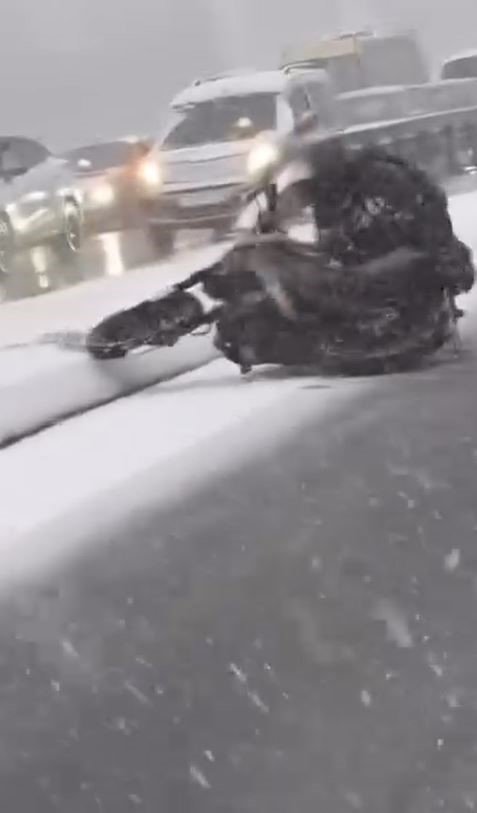 İSTANBUL’DA YOLLAR BEYAZA BÜRÜNDÜ, ARAÇLAR YOLLARDA KALDI