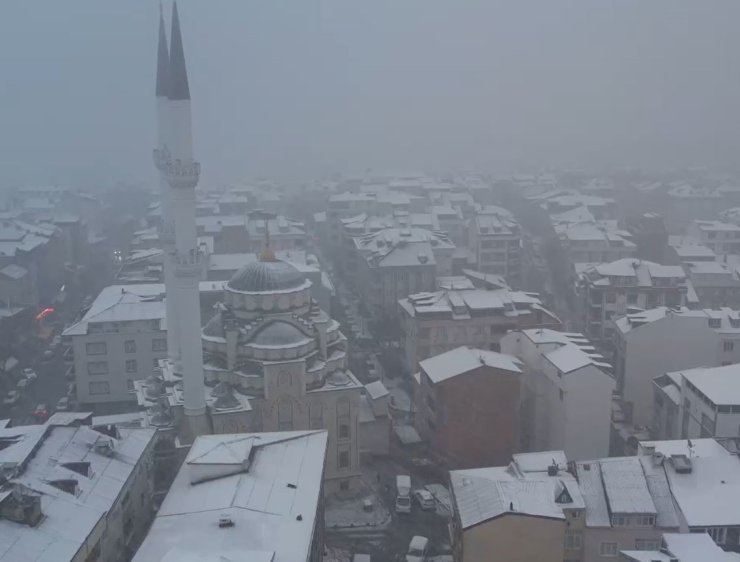 İSTANBUL’DA ETKİLİ OLAN KAR YAĞIŞI YOLLARI HAVADAN GÖRÜNTÜLENDİ