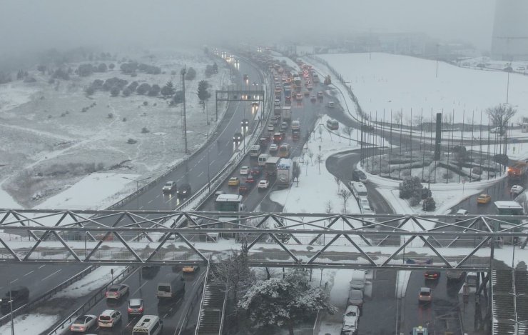 İSTANBUL’DA ETKİLİ OLAN KAR YAĞIŞI YOLLARI HAVADAN GÖRÜNTÜLENDİ