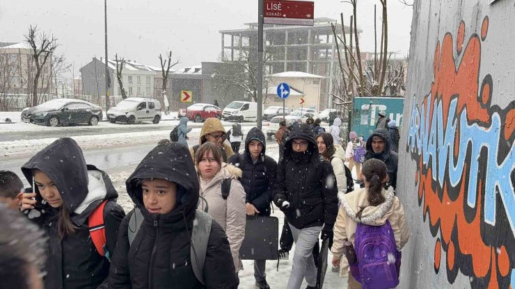 ÖĞRENCİLER TATİL HABERİNİ KAR TOPU OYNAYARAK KUTLADI
