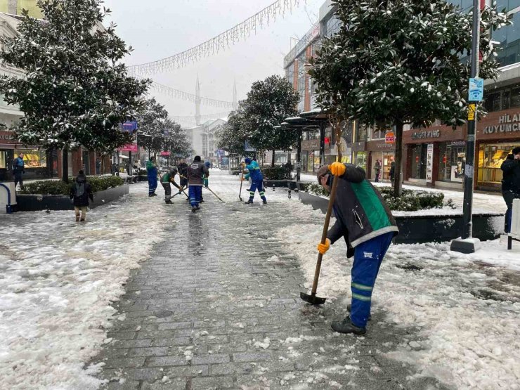 ARNAVUTKÖY’DE KARLA MÜCADELE ÇALIŞMALARI ARALIKSIZ SÜRÜYOR