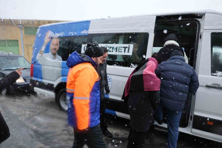 ARNAVUTKÖY’DE KARLA MÜCADELE ÇALIŞMALARI ARALIKSIZ SÜRÜYOR