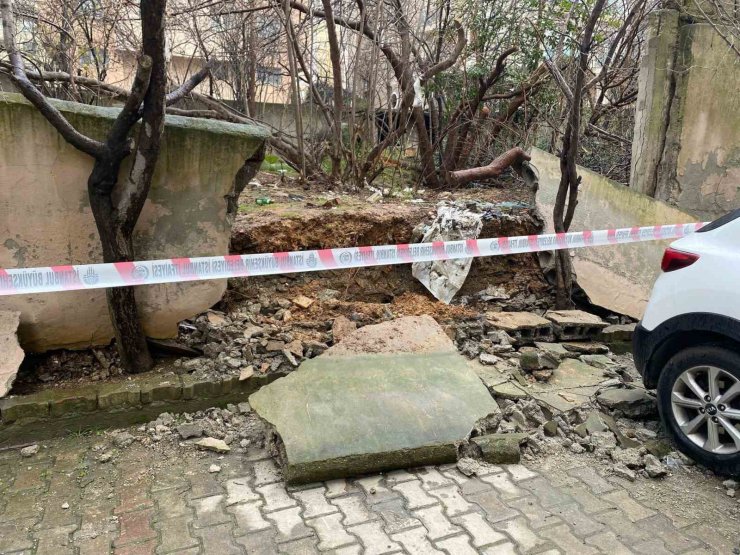 KADIKÖY’DE İSTİNAT DUVARI OTOMOBİLİN ÜZERİNE DÜŞTÜ