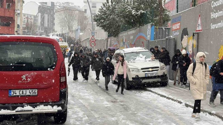 ÖĞRENCİLER TATİL HABERİNİ KAR TOPU OYNAYARAK KUTLADI