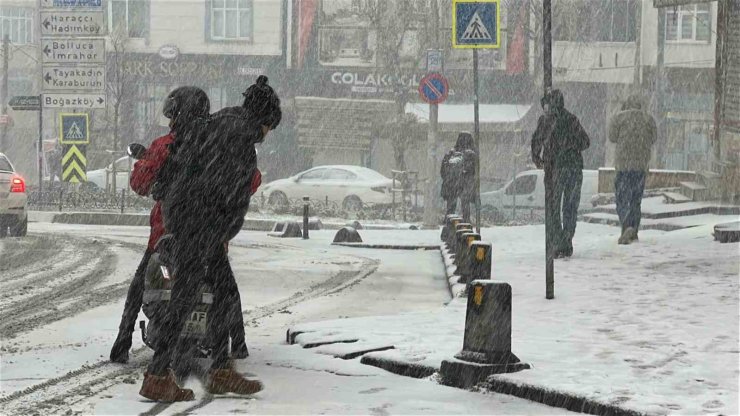 İSTANBUL’DA ETKİLİ OLAN KAR YAĞIŞI YOLLARI BEYAZA BÜRÜDÜ