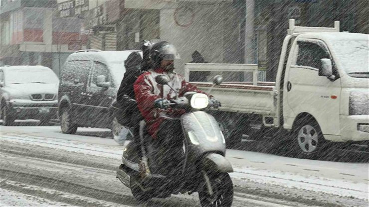 İSTANBUL’DA ETKİLİ OLAN KAR YAĞIŞI YOLLARI BEYAZA BÜRÜDÜ