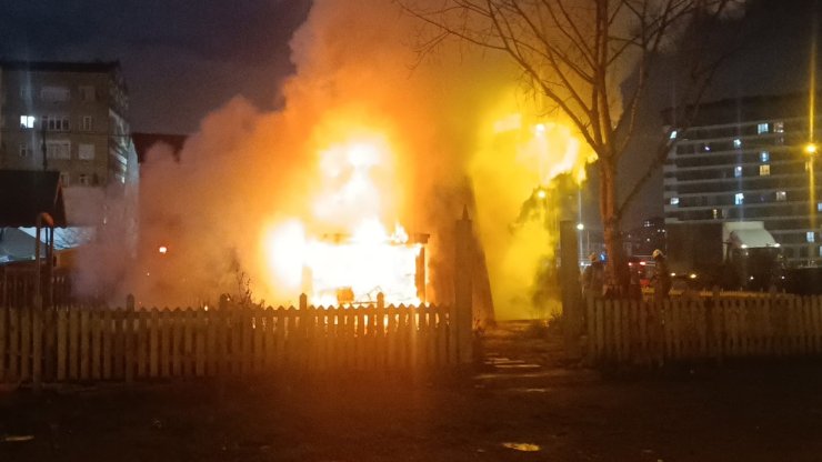 PENDİK’TE BUNGALOV EV ALEV ALEV YANDI