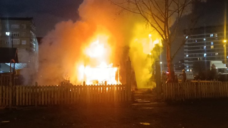 PENDİK’TE BUNGALOV EV ALEV ALEV YANDI