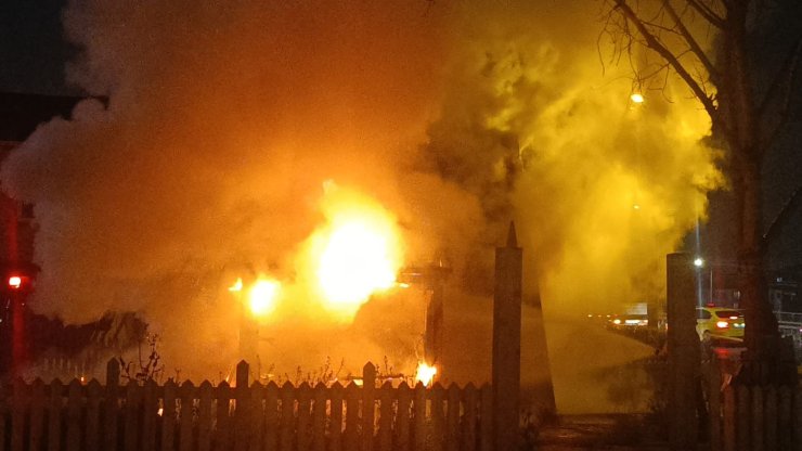 PENDİK’TE BUNGALOV EV ALEV ALEV YANDI