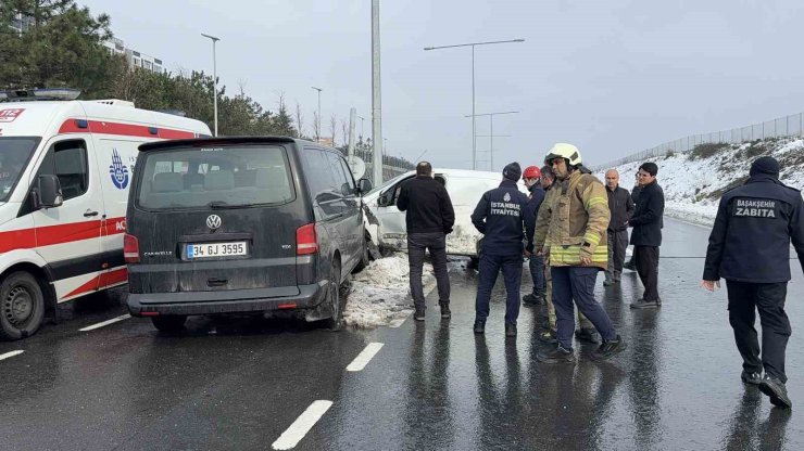 İSTANBUL’DA KAR YAĞIŞI SONRASI OLUŞAN BUZLANMA KAZAYA NEDEN OLDU