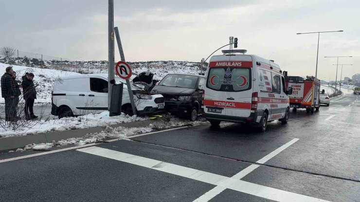İSTANBUL’DA KAR YAĞIŞI SONRASI OLUŞAN BUZLANMA KAZAYA NEDEN OLDU