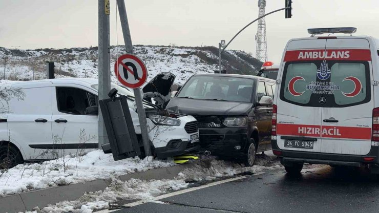 İSTANBUL’DA KAR YAĞIŞI SONRASI OLUŞAN BUZLANMA KAZAYA NEDEN OLDU