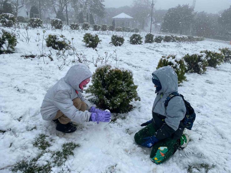 BEYAZA BÜRÜNEN ÇAMLICA TEPESİ’NDE KAR YENİDEN BAŞLADI
