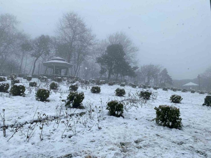 BEYAZA BÜRÜNEN ÇAMLICA TEPESİ’NDE KAR YENİDEN BAŞLADI