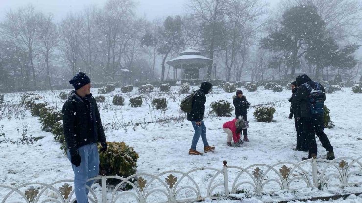 BEYAZA BÜRÜNEN ÇAMLICA TEPESİ’NDE KAR YENİDEN BAŞLADI