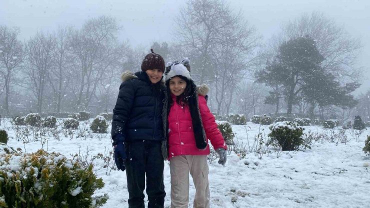 BEYAZA BÜRÜNEN ÇAMLICA TEPESİ’NDE KAR YENİDEN BAŞLADI