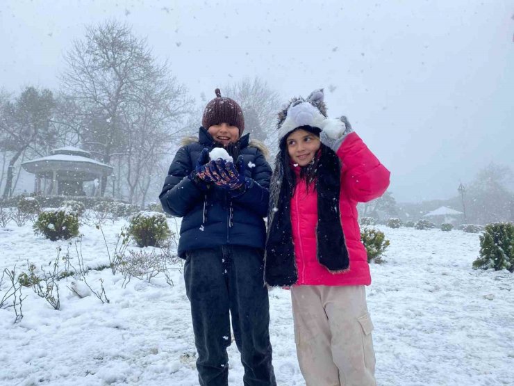 BEYAZA BÜRÜNEN ÇAMLICA TEPESİ’NDE KAR YENİDEN BAŞLADI