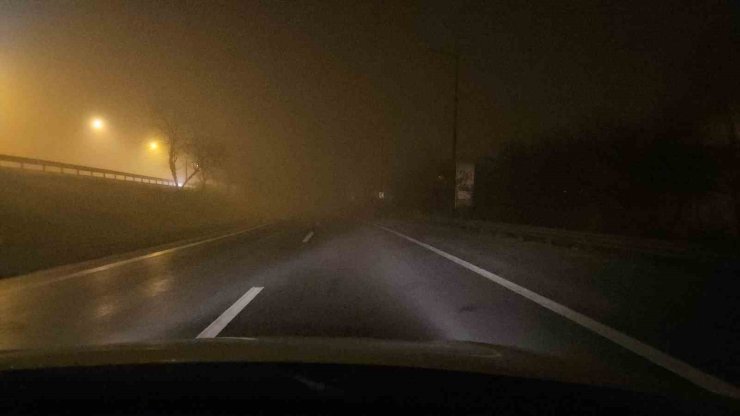 İSTANBUL’DA GECE SİS ETKİLİ OLDU: BOĞAZ TRAFİĞİ ASKIYA ALINDI