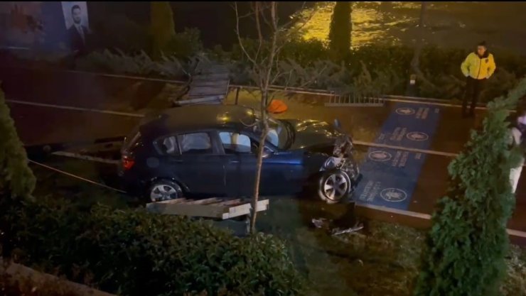 KAĞITHANE’DE ALKOLLÜ SÜRÜCÜNÜN KULLANDIĞI OTOMOBİL DERE KENARINDAKİ YÜRÜYÜŞ YOLUNA UÇTU