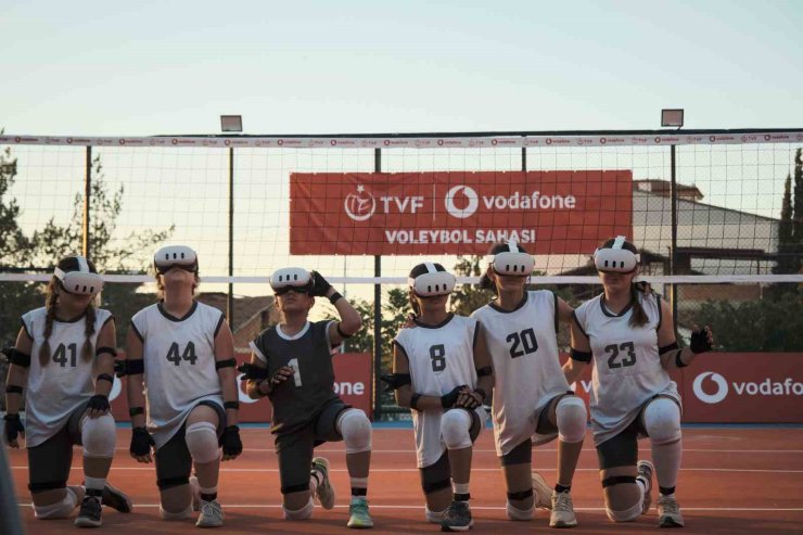 MALATYALI GENÇ VOLEYBOLCULAR VE MİLLİ VOLEYBOLCULAR VODAFONE 5.5G İLE AYNI SAHADA BULUŞTU