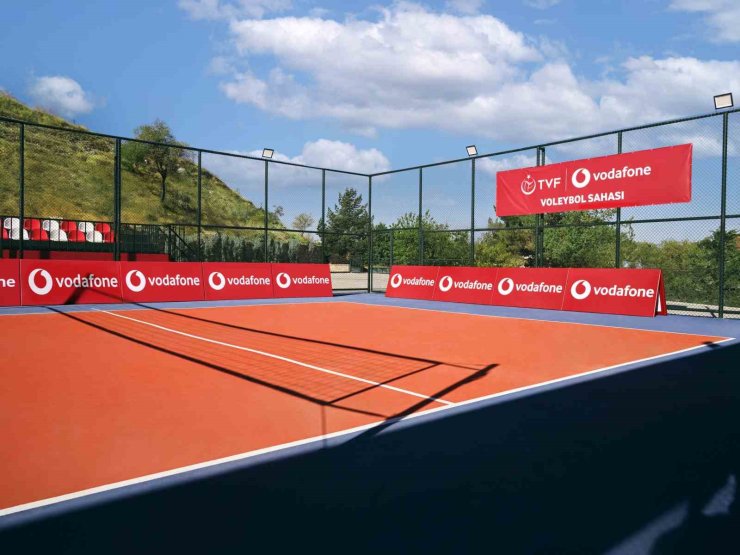 MALATYALI GENÇ VOLEYBOLCULAR VE MİLLİ VOLEYBOLCULAR VODAFONE 5.5G İLE AYNI SAHADA BULUŞTU