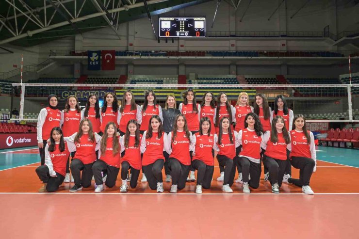 MALATYALI GENÇ VOLEYBOLCULAR VE MİLLİ VOLEYBOLCULAR VODAFONE 5.5G İLE AYNI SAHADA BULUŞTU