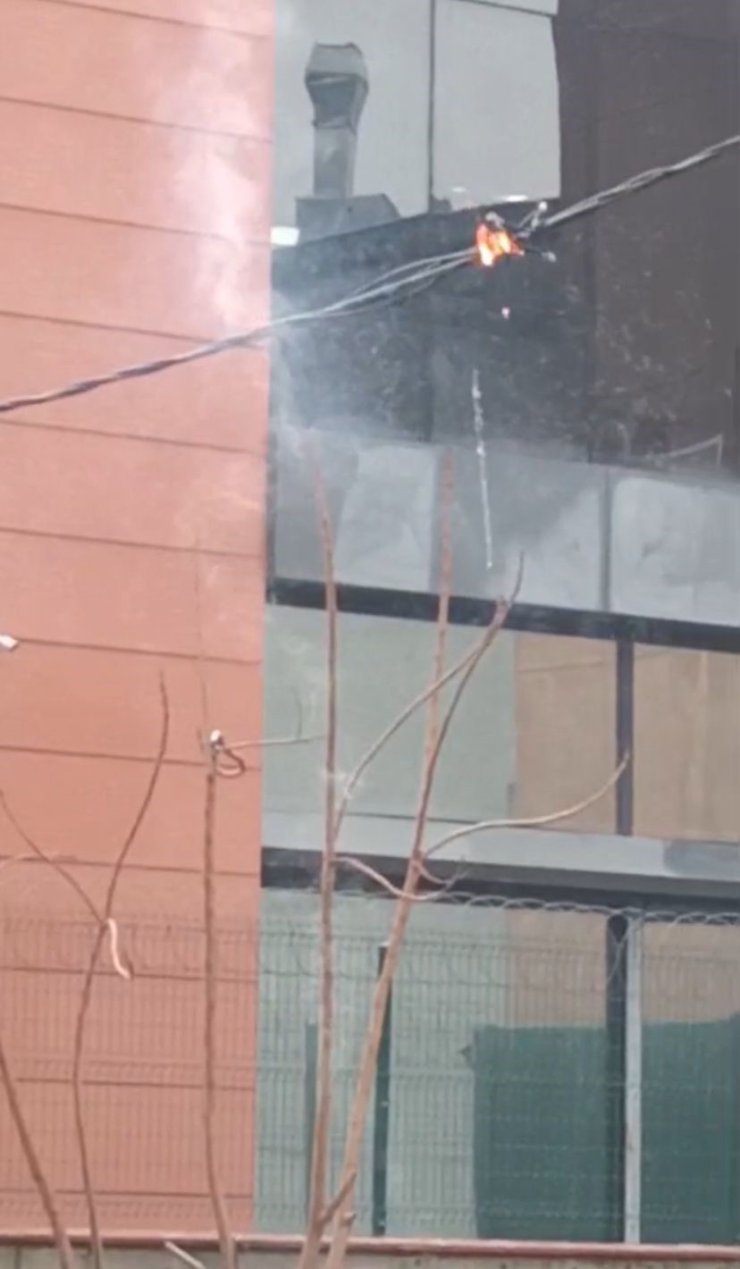 ÜMRANİYE’DE ELEKTRİK KABLOLARI ALEV ALDI