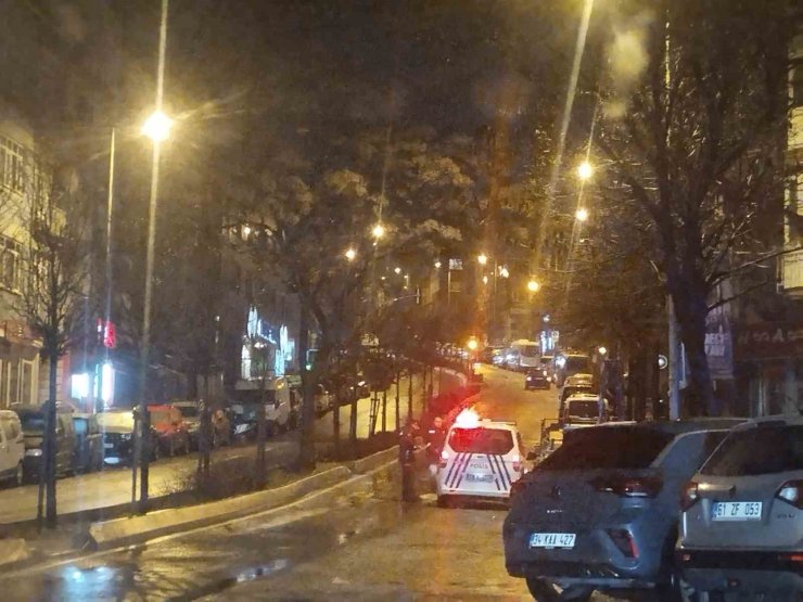 ÜSKÜDAR’DA İSTİNAT DUVARI YAN YATTI, 4 KATLI 2 BİNA TEDBİREN BOŞALTILDI