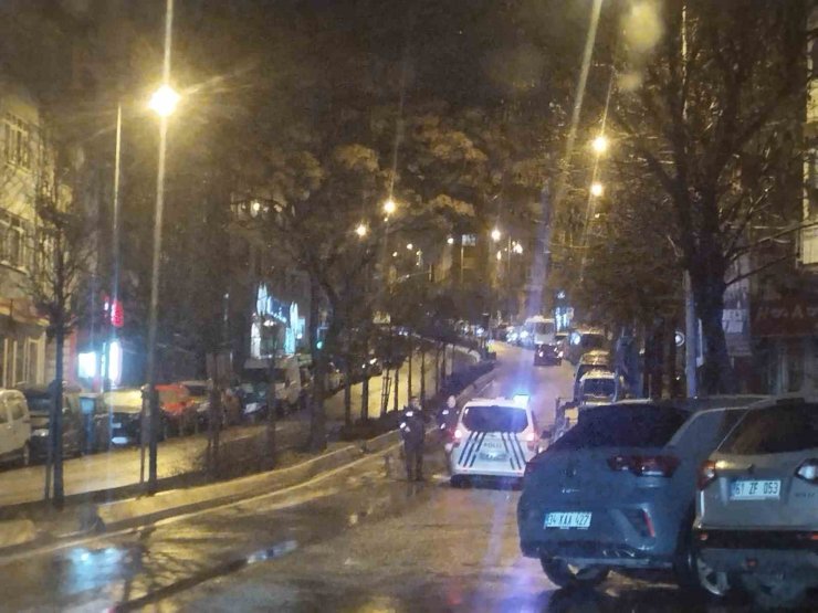 ÜSKÜDAR’DA İSTİNAT DUVARI YAN YATTI, 4 KATLI 2 BİNA TEDBİREN BOŞALTILDI