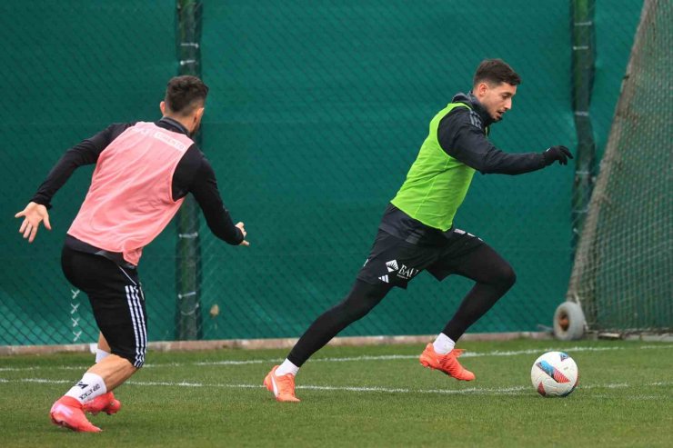 BEŞİKTAŞ’TA ELAN RİCARDO, TAKIMLA İLK ANTRENMANINA ÇIKTI