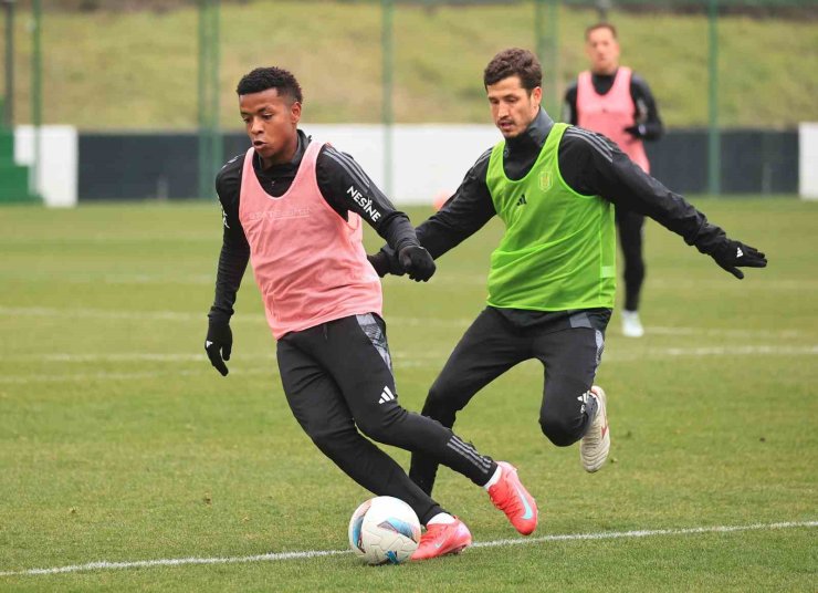 BEŞİKTAŞ’TA ELAN RİCARDO, TAKIMLA İLK ANTRENMANINA ÇIKTI